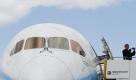 Zum ersten Mal ist am Samstag das neue Boeing-Langstreckenflugzeug 787 Dreamliner in Deutschland gelandet. Am Morgen setzte es in Berlin-Tegel auf, wo es am Vormittag von Airberlin-Vorstandschef Joachim Hunold und der Berliner Flughafen-Betreibergesellschaft gefeiert wurde. Airberlin ist der erste deutsche Kunde für das neue Flugzeug und soll sein erstes von 18 Exemplaren 2014 mit dreijähriger Verspätung erhalten. Foto: Michele Tantussi/dapd