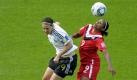 Fussball, Fifa Frauen-Weltmeisterschaft Deutschland 2011, Vorrunde, Gruppe A, Deutschland - Kanada, Sonntag (26.06.11), Olympiastadion, Berlin: Deutschlands Birgit Prinz im Kopfballduell mit Kanadas Candace Chapman (r.). +++ Der dapd Sportdienst ist ueber den dapd newsplaner nutzbar. Die kostenlose Freischaltung kann unter www.newsplaner.de beantragt werden +++
Foto: Sascha Schuermann/dapd Foto: dapd