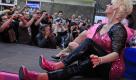 Die Frau im Manne:Auf dem Gay Pride Festival in Amsterdam posieren Transvestiten vor den Fotografen, bevor sie auf Stilettos um die Wette laufen. Für den Samstag ist ein Segelwettrennen durch Amsterdams Kanale geplant. Foto: dapd