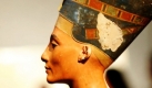 Die Büste der ägyptischen Königin Nofretete (Nerfertiti), aufgenommen im Neuen Museum in Berlin im Rahmen eines Presserundgangs zur Eröffnung des Museums. Das von Friedrich August Stueler (1800-1865) zwischen 1843 und 1855 errichtete Neue Museum wird morgen feierlich wiedereröffnet. Foto: ddp