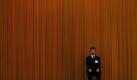 Ein Sicherheitsmann bewacht den Eingang zur Großen Halle des Volkes vor Beginn der Sitzungen des Nationalen Volkskongresses in Peking. Foto: How Hwee Young Foto: dpa