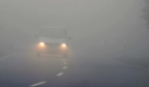 Ein Auto fährt am Freitag (10.10.2008) nahe Neukirchen (Niederbayern) auf einer Straße im Nebel. Das Wochenendwetter steht im Zeichen eines ausgeprägten Hochdruckgebietes mit Schwerpunkt über dem südlichen Mitteleuropa, das Bayern teils hartnäckigen Nebel, aber auch einiges an Sonnenschein bringt. Foto: Armin Weigel dpa/lby +++(c) dpa - Bildfunk+++ Foto: dpa