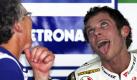Der Weltmeister der MotoGP, Valentino Rossi aus Italien, macht mit seinem Chefmechaniker Jeremy Burgess ein Späßchen während der Vorsaison-Tests auf dem Sepang International Circuit in Sepang, Malaysia. Foto: ap