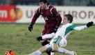 Wolfsburgs Peter Pekarik (r.) spitzelt Alan Kasaev von Rubin Kazan den Ball weg. Foto: dpa