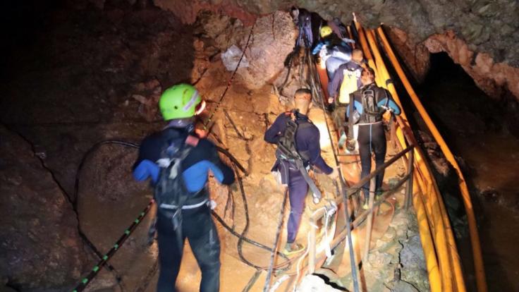 Thailändische Rettungstaucher in der Höhle, in der zwölf Jugendliche und ihr Trainer seit dem 23. Juni eingeschlossen sind.