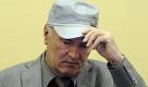 Nach 15 Jahren auf der Flucht wird der mutmaßliche Kriegsverbrecher Ratko Mladic im Mai endlich gefasst und von der serbischen Regierung an das Tribunal in Den Haag ausgeliefert. Dem «Schlächter vom Balkan» wird insbesondere das Massaker von Srebrenica im Jahr 1995 vorgeworfen, bei dem 8000 Bosnier hingerichtet und in Massengräbern verscharrt wurden. Bisher konnte erst ein Teil der Opfer identifiziert werden. Foto: dapd