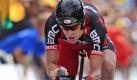 Cadel Evans wird die 98. Tour de France gewinnen. Der Routinier aus Australien stürmte im entscheidenden Einzelzeitfahren in Grenoble in der Gesamtwertung an den Brüdern Andy und Frank Schleck vorbei und wird sich damit am Sonntag in Paris als erster Australier in der Tour-Historie feiern lassen. Das letzte Teilstück auf die Champs Élysées ist für die Klassementfahrer traditionell nur ein Schaulaufen. Evans geht mit 1:34 Minuten Vorsprung auf Andy Schleck auf die letzten 95 Kilometer. Foto: dapd