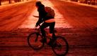 Ein tapferer Radfahrer kämpft sich durch die verschneite Broad Street in Philadelphia.  Foto: ap