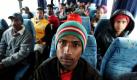 Männer aus Bangladesch, die vor den Unruhen in Libyen geflohen sind, sitzen in einem Lager der Flüchtlingsagentur der Vereinten Nationen (UNHCR) in Tunesien in einem Bus. Die Agentur schätzt, dass mehr als 200.000 Arbeiter bisher aus dem Land fliehen konnten, über eine Million befinden sich aber noch immer dort. Die UNHCR rief die internationale Gemeinschaft dazu auf, Evakuierungsmaßnahmen zu unterstützen. Foto: dpa