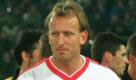 Andreas Brehme (l) läuft mit seinem Sohn Ricardo am Dienstag (06.10.1998) zum offiziellen 'Andy-Brehme Abschiedsspiel' in das Fritz-Walter-Stadion in Kaiserslautern ein. Der 1. FC Kaiserslautern traf in dieser Begegnung auf eine 'Welt-Elf' mit Andreas Brehme. dpa
 Foto: dpa
