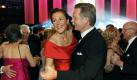 ARCHIV - Niedersachsens Ministerpräsident Christian Wulff (CDU) tanzt am 30.01.2010 im Kuppelsaal in Hannover mit seiner Frau Bettina auf dem 62. Landespresseball. Mit seinem Politikstil würde Christian Wulff gut ins Schloss Bellevue passen: Knallhart zu polarisieren ist seine Sache nicht. Der 50-Jährige gilt eher als ein Mann der sanften Töne. Im Landtagswahlkampf 2008 verteidigte er mit diesem moderaten Stil die Macht in Niedersachsen - die Opposition kritisierte: «Beliebt durch Beliebigkeit.» Foto: Peter Steffen dpa +++(c) dpa - Bildfunk+++
pixel Foto: dpa