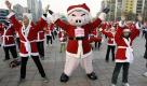 Unzählige Koreaner sind in Weihnachtsmannkostümen zum Santa Marathon in Seoul angetreten. Vor dem Zehn-Kilometer-Lauf gab es noch Aufwärmübungen. Foto: ap