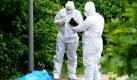 Kriminaltechniker der Polizei dokumentieren in Hamburg im Stadtteil Harburg Fundsachen, darunter ein blauer Plastikbeutel, in dem die Leichenteile gefunden wurden. Ein Passant hatte in einem Gebüsch hinter einem Parkhaus die Leichenteile gefunden. Die Identität des Opfers sei noch unklar, so ein Polizeisprecher. Foto: ddp