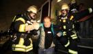 Feuerwehrmänner retten in Mainz im Rahmen einer Großübung der Feuerwehr im Mainzer Bahntunnel Opferdarsteller aus einem Zug. 58 ehrenamtliche Opfer-Statisten hatte die Feuerwehr für die Übung engagiert, bei der ein Regionalzug der Deutschen Bahn einen in der Tunnelroehre feststeckenden ICE-Zug simulierte.  Foto: ap