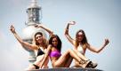 Die Models Vera (von links), Dominique und Franziska posieren in Berlin auf dem Dach eines Busses mit Stücken der Bikini-Kollektion des Designers Torsten Amft. Im Vorfeld der Berlin Fashion Week 2010 präsentierte der Modedesigner seine neue Frühjahr/Sommerkollektion.  Foto: dpa