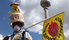 Ein Mann demonstriert vor dem Fernsehturm in Berlin gegen Atomkraft. Bundesweit hatten Umweltverbände, Anti-Atomkraft- und Friedensorganisationen in 21 Städten zu Protesten aufgerufen. Sie demonstrieren für einen raschen Ausstieg aus der Atomenergie. Foto: dpa