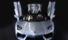 In etwa neun Sekunden beschleunigt der Lamborghini Aventador Roadster LP 700-4 auf 200 km/h. Der Spaß kostet aber auch mindestens 357.000 Euro. Foto: Lamborghini 
