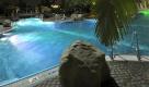 Blick auf ein Schwimmbecken im abendlichen Tropenpark Tropical Islands in Brand etwa 80 Kilometer suedlich von Berlin, fotografiert am Samstagabend, 19. Dezember 2009. Der umstrittene Tropenpark feierte an diesem Abend sein fuenfjaehriges Bestehen. (AP Photo/Sven Kaestner) ** ZU KORR ** ---General view into the Tropical Islands bathing resort at night in the village of Brand, Germany, about 80 kilometres south of Berlin, taken Saturday night, Dec. 19, 2009. The resort celebrated its 5th anniversary this night. (AP Photo/Sven Kaestner) Foto: ap