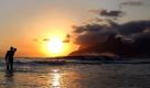 A surfer watches the sunset at Ipanema beach, in Rio de Janeiro, Brazil, on 03 November 2010. EPA/ANTONIO LACERDA +++(c) dpa - Bildfunk+++ Foto: dpa