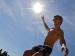 Johannes Michel balanciert in Frankfurt am Main während des Hafenfestes im Frankfurter Osthafen bei strahlendem Sonnenschein auf einer sogenannten Slackline. (Foto)
