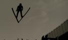Die Silhouette von Adam Malysz bei seinem Sprung in Harrachov. Foto: Filip Singer Foto: dpa