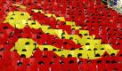 Mit Schildern bilden Studenten in Ho-Chi-Minh-Stadt in Vietnam das Zeichen der Kommunistischen Partei. Genau 35 Jahre nach dem Ende des Vietnamkrieges wurde der Sieg Nordvietnams noch einmal nachgestellt. Trotzdem nähert sich das kommunistische Vietnam dem Westen an:In der Stadt sieht man neben den Symbolen der Kommunisten immer öfter auch bekannte Marken-Logos. Foto: ap