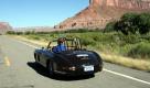 Wem der Fahrtwind bei 180 km/h die Frisur zerreißt, dem kommen die grandiosen Rennsporterfolge des 300 SL in den Sinn. Die meisten feierten in den 1950er Jahren allerdings die Flügeltürer und die Rennversionen des 300 SLS -doch auch dahinter muss sich der braune Rallye-Roadster nicht verstecken. Foto: pi