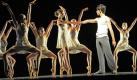 Konzentration auf den Fußspitzen: Auf der Bühne der Dresdner Semperoper proben Schüler der Palucca Schule Dresden für die Matinee am Sonntag. Seit 56 Jahren ist die Veranstaltung künstlerischer Höhepunkt zum Schuljahresabschluss der Studienrichtung Tanz. Im 85. Jahr des Bestehens der Schule kommen drei Uraufführungen auf die Bühne. Foto: dpa