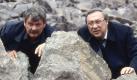 Winkler (rechts) und Schwarz mimen schon seit 1996 Polizeiruf-Kommissare. Im Mai 2006 wurden sie dafür vom Landesverband Sachsen der Deutschen Polizeigewerkschaft zu Ehrenkommissaren ernannt. Beide ergänzen sich perfekt: Während der eine die Fakten sondiert, geht der andere durchs Hintertürchen und klärt die Zusammenhänge, die zu einer Tat führten. Foto: MDR/Domonkos