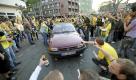 Darauf haben sie lange gewartet: Dortmunder Fussballfans feiern auf dem Borsigplatz mit einem Autokorso die Meisterschaft ihres Vereins.
 Foto: dapd