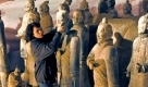 Im ehemaligen Dresdner Heizkraftwerk Mitte komplettiert Ute Frenzinger die letzten der 180 lebensgroßen Terrakotta-Krieger. Die Nachbildungen der über 2000 Jahre alten chinesischen Armee sollen in Dresden vom 21. November 2009 bis 15. März 2010 zu sehen sein.  Foto: dpa