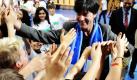 Joachim Löw, der Trainer der deutschen Fußball-Nationalmannschaft, begrüßt in Sersheim Schulkinder bei seinem Überraschungsbesuch. Löw beantwortete den kleinen Fußballverrückten Fragen zur Fußball-WM in Südafrika. Foto: dpa