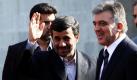 Der iranische Präsident Mahmoud Ahmadinedschad (links) begrüßt seinen türkischen Kollegen Abdullah Gul, der die iranische Hauptstadt Teheran besucht. In den bilateralen Gesprächen zwischen den Regierungschefs geht es um die aktuellen Geschehnisse in Ägypten und die Verhandlungen zwischen Iran und den Weltmächten zum Thema nukleare Anreicherung.  Foto: dpa