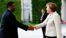 Bundeskanzlerin Angela Merkel (CDU) und der Kommissionspräsident der Afrikanischen Union, Jean Ping, begrüßen sich während eines Empfangs. Die beiden trafen sich zu einem Gespräch im Bundeskanzleramt in Berlin. Foto: dapd