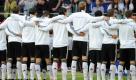 Die deutsche Nationalmannschaft lauscht der Hymne. Foto: ddp