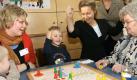 In einer Spielrunde sitzt die damalige Bundesfamilienministerin Ursula von der Leyen (CDU) und spielt mit den ständigen Besuchern des Mehrgenerationenhaus in Salzgitter. Mit dem bundesweiten Aktionsprogramm Mehrgenerationshäuser wurden 2007 in jedem Landkreis und in jeder kreisfreien Stadt Deutschlands ein Mehrgenerationshaus eröffnet.Dort soll der Zusammenhalt der Generationen gefestigt werden.
 Foto: dpa
