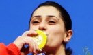 Nazik Avdalyan von Armenien küsst die Goldmedaille bei der Siegerehrung der Frauen in der 69-kg-Kategorie der Weltmeisterschaften im Gewichtheben in Goyang. Najik erzielte insgesamt 266 kg. Foto: ap