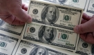 Ein Mitarbeiter des Bundeskriminalamtes haelt am Mittwoch, 27. August 2008, eine echte, unten, und eine gefaelschte 100 Dollar-Note waehrend einer Pressekonferenz des Bundeskriminalamtes zum Thema Schwere und Organisierte Kriminalitaet in Berlin. Im Hintergrund sind gefaelschte 100 Dollar-Noten zu sehen. (AP Photo/Franka Bruns) ---The photo shows an original, bottom, and a fake, top, 100 Dollar bill during a press conference of the German Federal Police in Berlin, Wednesday, Aug. 27, 2008. In the background are fake 100 Dollar bills. (AP Photo/Franka Bruns) Foto: ap