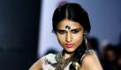 Ein Model führt eine Kreation der Designerin Ishita Singh bei der Bangalore Fashion Week im indischen Bangalore vor.  Foto: ap