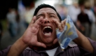 A supporter of ousted Honduras' President Manuel Zelaya shouts slogans against Honduras' interim government inTegucigalpa, Saturday, Sept 26, 2009. Honduras' interim leader Roberto Micheletti said Zelaya might be allowed to leave Brazil's embassy where he has taken refuge without being arrested if he is granted political asylum outside the country. (AP Photo/Rodrigo Abd) Foto: ap