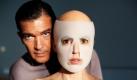 Das Foto zeigt den den spanischen Schauspieler Antonio Banderas und seine Schauspielkollegin Elena Anaya in einer Szene zum Film The Skin I Live In. Der Film von Regisseur Pedro Almodovar feiert bei den Internationalen Filmfestspielen in Cannes Premiere und wird ab Herbst in deutschen Kinos zu sehen sein. Foto: dpa