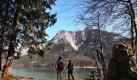 Als wre es ein Gemlde: Wanderer genieen bei Hohenschwangau (Schwaben) den Blick auf den Alpsee und die Allguer Alpen. Foto: dpa