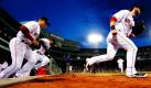 Spieler der Boston Red Sox stürmen zu Beginn des Spiels gegen die New York Yankees im Fenway Park in Boston auf das Baseballfeld. Elan allein macht jedoch noch keinen Sieg  die Red Sox verloren mit 3:9. Foto: ap
