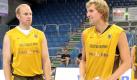 Bundestrainer Bauermann ist froh um seine Stars Chris Kaman (l) und Dirk Nowitzki. Foto: dpa