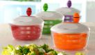 Auch Gefu treibt es bunt - mit praktischen Küchenhelfern in Trendfarben. Dem bunten Salat mit Tomaten, Mais, Gurken und Möhren passt sich bei der Zubereitung jetzt auch die Salatschleuder an - und zwar in Rot, Grün, Orange und Brombeer. Erhältlich im Fach- und Einzelhandel für 17,95 Euro. Foto: GEFU