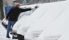 Scheibenkratzen mussten Autofahrer in diesem Winter bisher kaum. Doch bei absoluten Minusgraden bleibt das derzeit nicht aus. Allerdings gibt es regionale Unterschiede. «Im Osten ist es deutlich kälter», sagte Meteorologe Helmut Malewski in Offenbach. Rund um Berlin seien minus 15 Grad gemessen worden, im Westen um die minus zehn, minus neun Grad. «Das ist schon quasi warm.» Foto: dpa