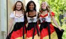 Die Models Tosca (von links nach rechts), Marie Amière und Montana tragen in München drei Dirndl einer WM-Kollektion. Amière, die auch Modedesignerin ist, hat die Kollektion entworfen. Erhältlich sind die Dirndl in einem Münchner Trachtenmodegeschäft das zu großen Fußballveranstaltungen spezielle Kollektionen vermarktet.  Foto: dpa