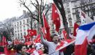 Demonstranten protestieren mit türkischen Fahnen gegen das umstrittene Völkermord-Gesetz in Paris. Foto: Emma Foster Foto: dpa