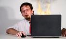 Ertappt beim Schauen gaaaaanz heißer Internetfilmchen! Ein Kalauer, den sich Männer mit Namen Harry Geiler und Willi Geiler sicherlich häufiger schon anhören mussten. Was an den Namen so schlimm ist? Die beiden Herren stehen mit «Geiler, Harry» und «Geiler, Willi» im Telefonbuch. Irgendwie unschön, oder? Foto: iStockphoto