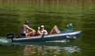 Ein Schlauchboot faehrt am Donnerstag (08.07.10) auf dem Rheinsberger See in der Naehe von Rheinsberg. Die Temperaturen steuern nach kurzer leichter Abkuehlung wieder auf die 30-Grad-Marken zu. Am Donnerstag und Freitag (09.07.10) werden vor allem im Sueden und Suedwesten gebietsweise Hoechsttemperaturen um 35 Grad Celsius erwartet, wie der Deutsche Wetterdienst am Dienstag (06.07.10) in Offenbach mitteilte. Ueber das Wochenende (10./11.07.10) hinweg bleibt die hochsommerliche und zu Gewittern neigende Wetterlage erhalten. (zu ddp-Text) Foto: Jens Schlueter/ddp Foto: ddp
